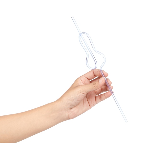 Dłoń trzymająca igłę i nici nad tkaniną